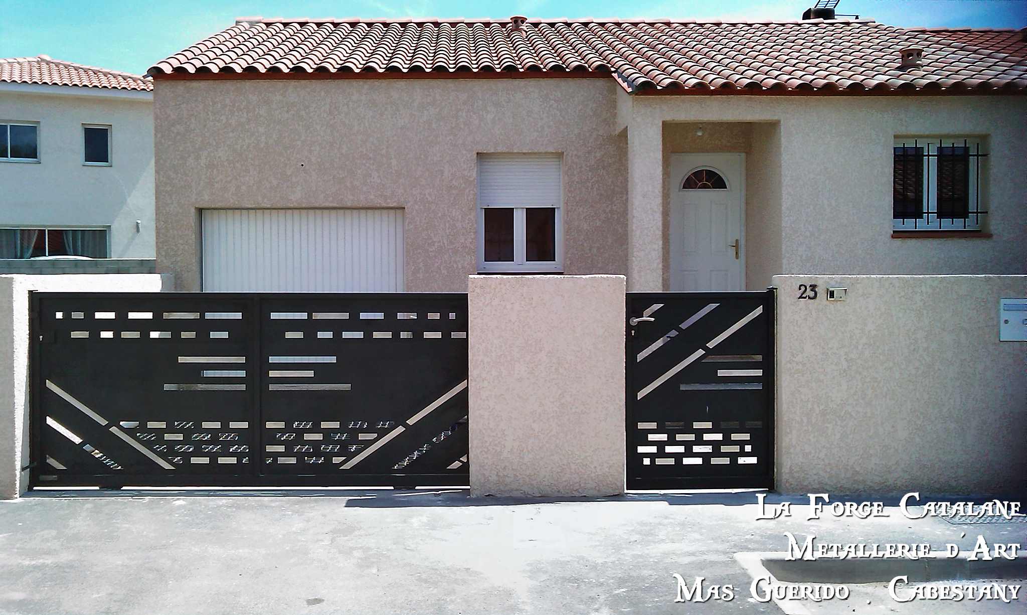 Portail coulissant tole decoupe laser motif personnalise moderne thermolaquage forge catalane.jpg